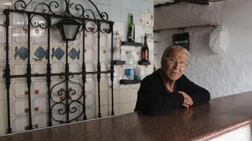 Remedios Salazar, de 83 años, esta semana en el mostrador de la desaparecida venta, que mantiene todavía en muy buen estado.