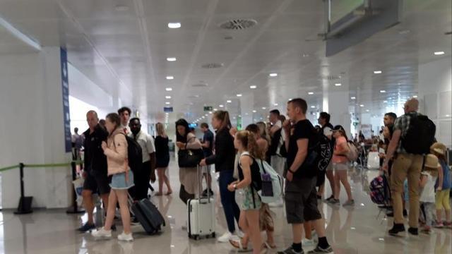 Pasajeros esta mañana en el control de pasaportes del aeropuerto de Palma