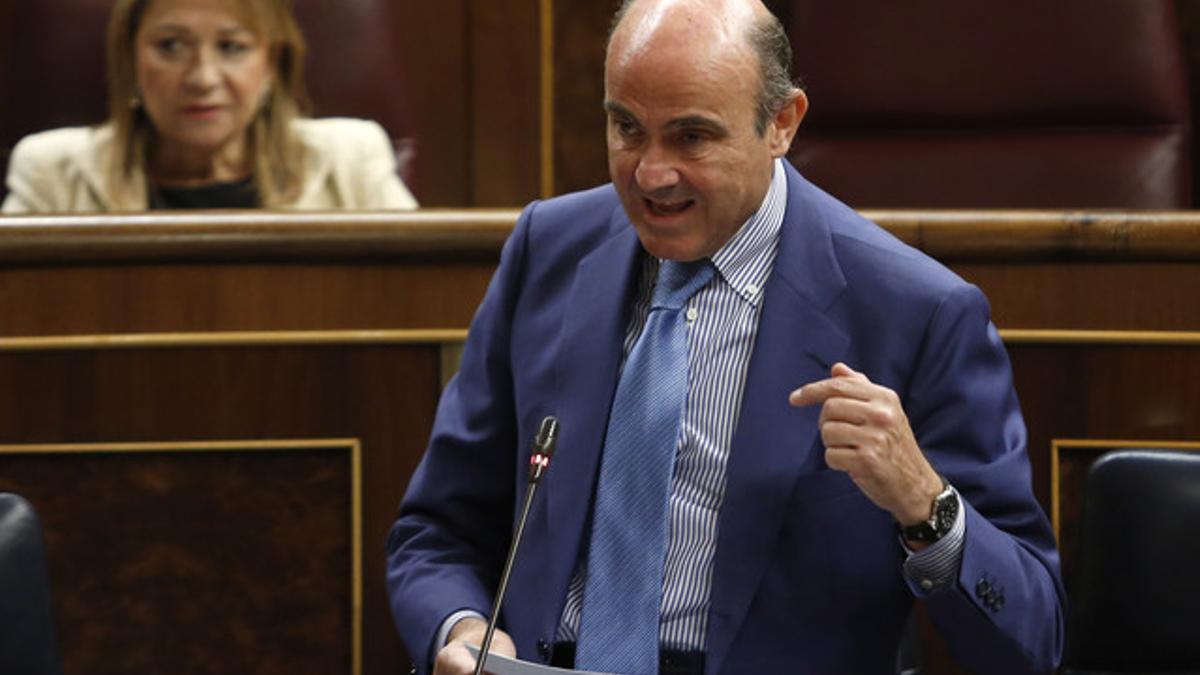 El ministro de Economía, Luis de Guindos, en el Congreso.