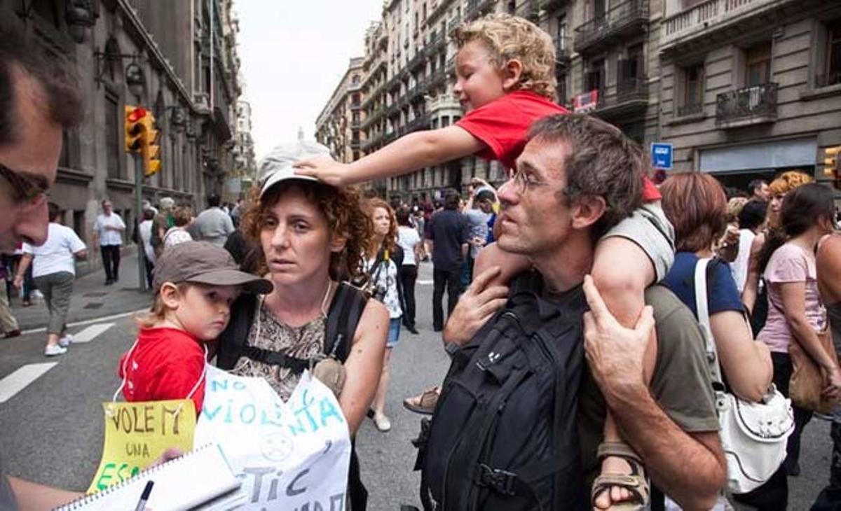 L’Hernán, la Marta i els seus dos fills, quatre dels milers d’indignats que van sortir ahir al carrer.