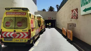 El HUC despeja las ambulancias de las puertas de Urgencias: de seis horas de 'atasco' a ocho minutos de descarga en siete meses