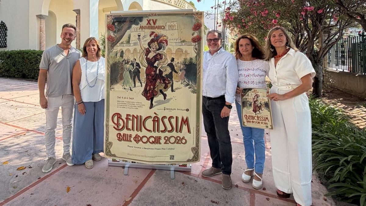 La alcaldesa de Benicàssim, Susana Marqués, y la concejal de Turismo, Elena Llobell, junto a representantes de la organización durante la presentación del cartel del XV aniversario de Benicàssim Belle Époque.