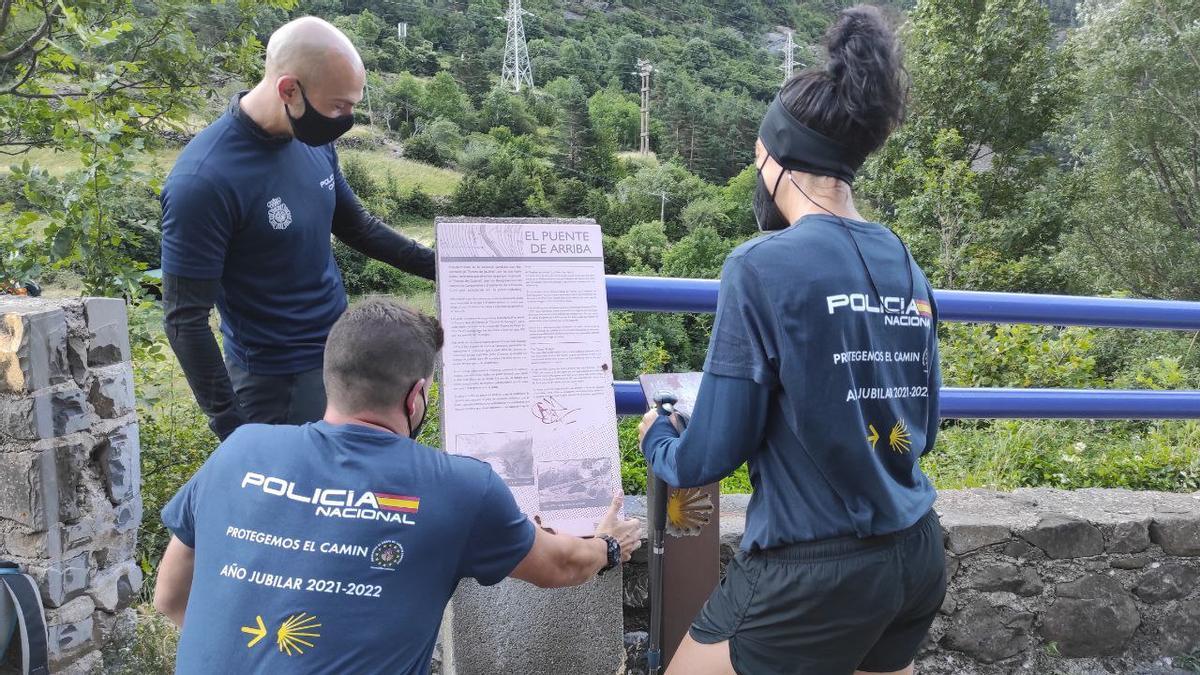 Agentes de la policía, durante el trayecto