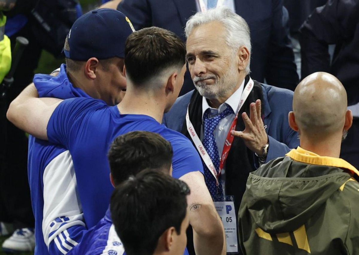 Jesús Martínez, festejando el ascenso a Primera con Rafa Monge, asesor de presidencia del Grupo Pachuca, y Fede Viñas, en el Tartiere. | MARCOS LEÓN