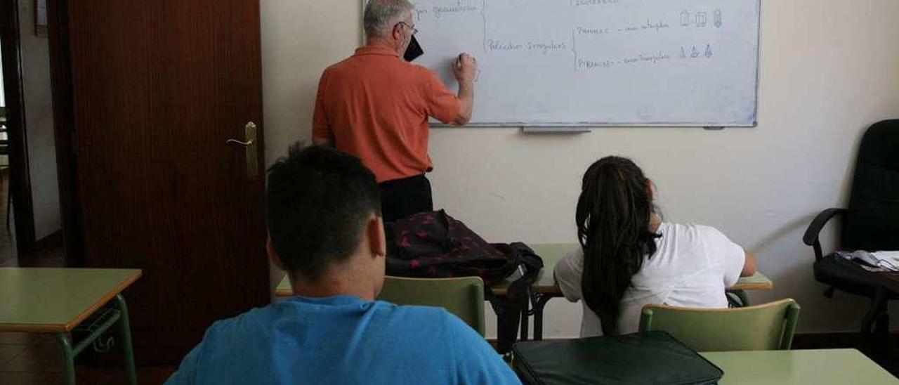 Alumnos de una clase particular, en el Centro de Ensino Beloso, en Lalín // Bernabé