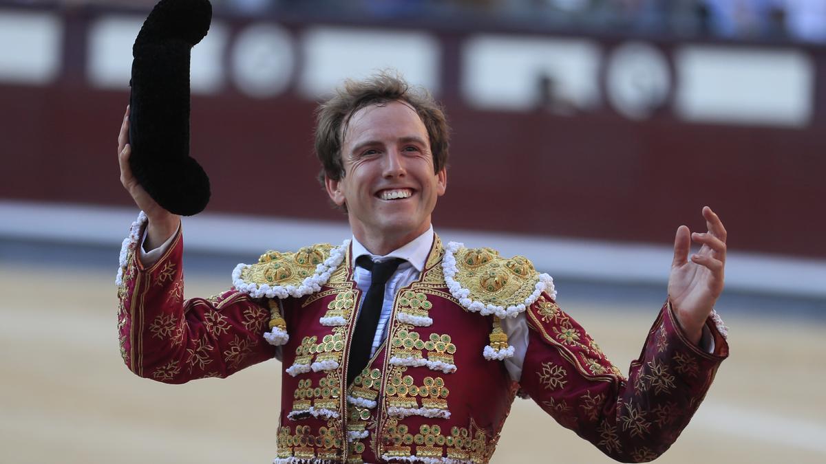 Román Collado tras su faena durante la corrida de la Feria de San Isidro, este sábado, en Las Ventas de Madrid.
