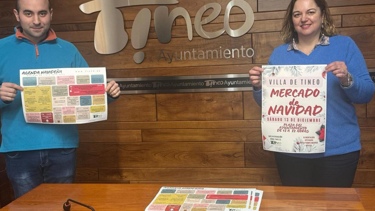 El concejal de festejos Raúl Fernández y la alcaldesa, Montse Fernández, mostrando la cartelería navideña.