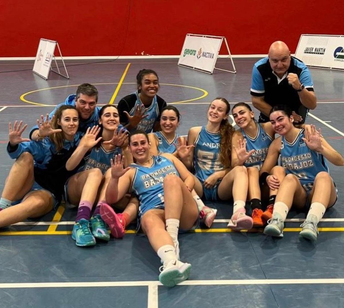 El Baloncesto Badajoz, festejando su triunfo en el pabellón del San Antonio.