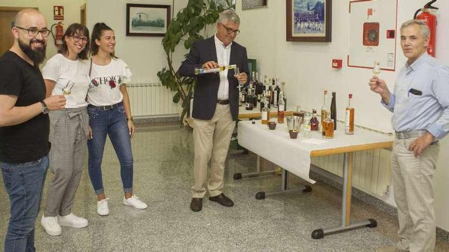 La cata de licores abre el programa cultural de Cruces - El auditorio de Vila de Cruces fue escenario en la tarde de ayer de la primera actividad del programa cultural de agosto. El denominado &quot;túnel de aguardentes e licores&quot; dará pie a los festejos patronales que comenzarán este viernes, con la cena de peñas, y rematarán el lunes, día 12.
Foto: Bernabé/Ana Agra