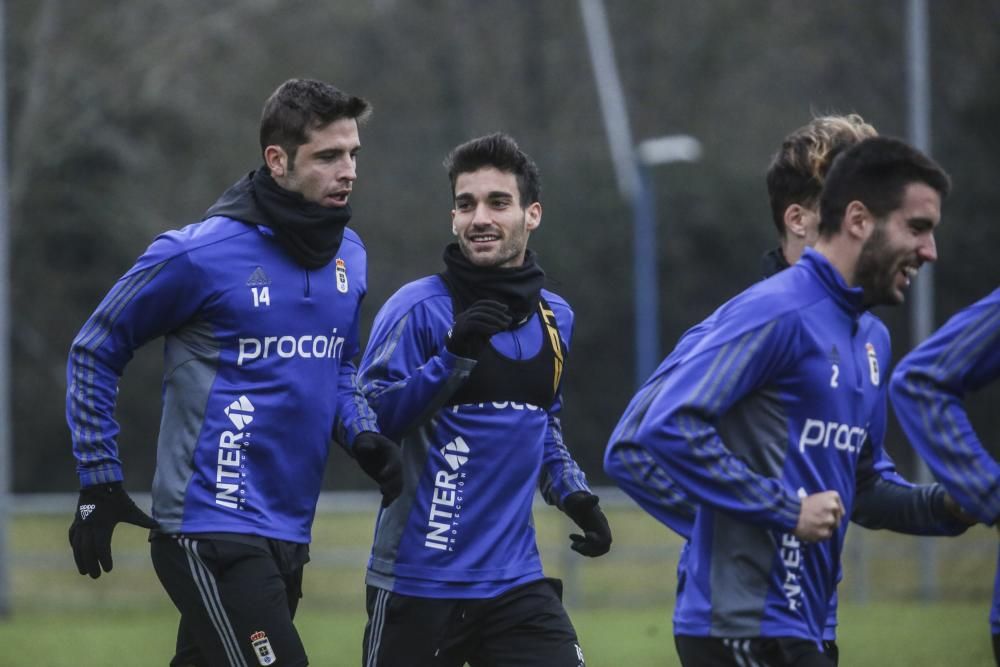 Entrenamiento del Real Oviedo a puerta cerrada en El Requexón.