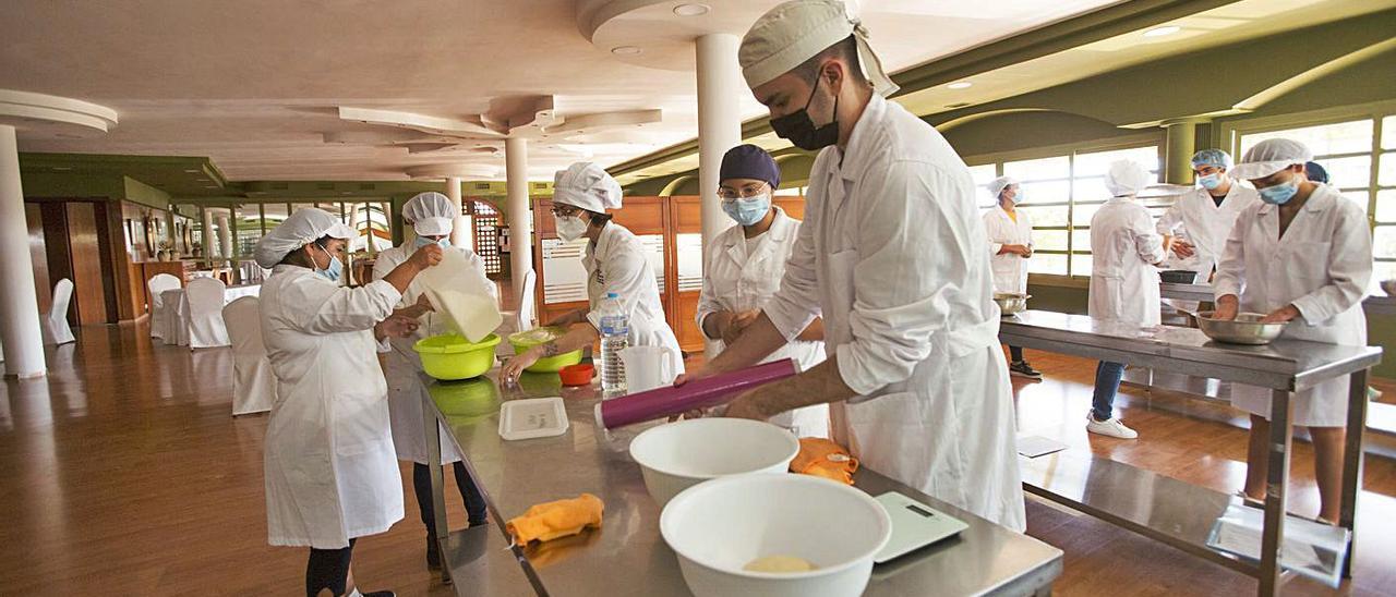 Alumnos de Panadería del IES Virgen del Remedio reanudan las prácticas en los Salones Juan XXIII.  | PILAR CORTÉS