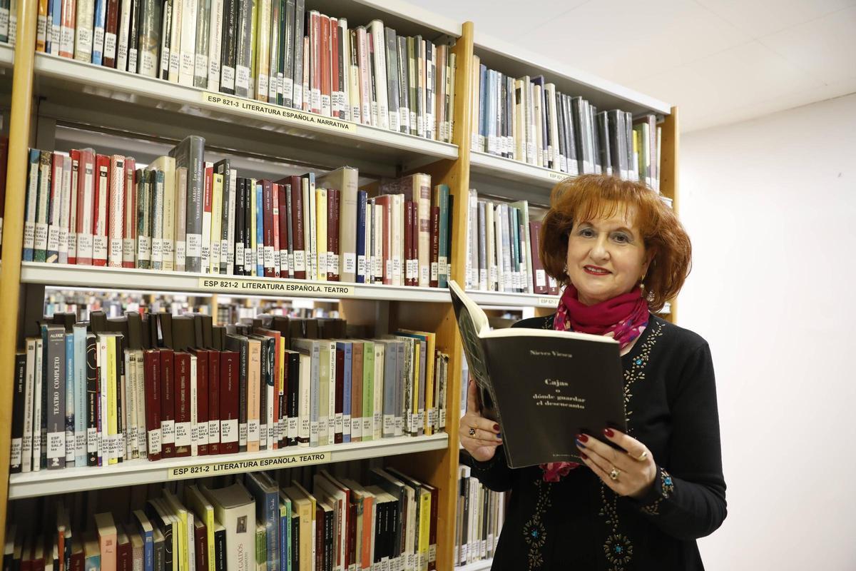 Nieves Viesca, en la Biblioteca Jovellanos con su nuevo poemario.