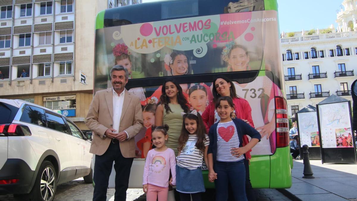 El presidente de Aucorsa y delegado de Movilidad, Miguel Ángel Torrico, junto a las niñas que han participado en la campaña de Aucorsa para animar a usar el bus para ir a la feria.