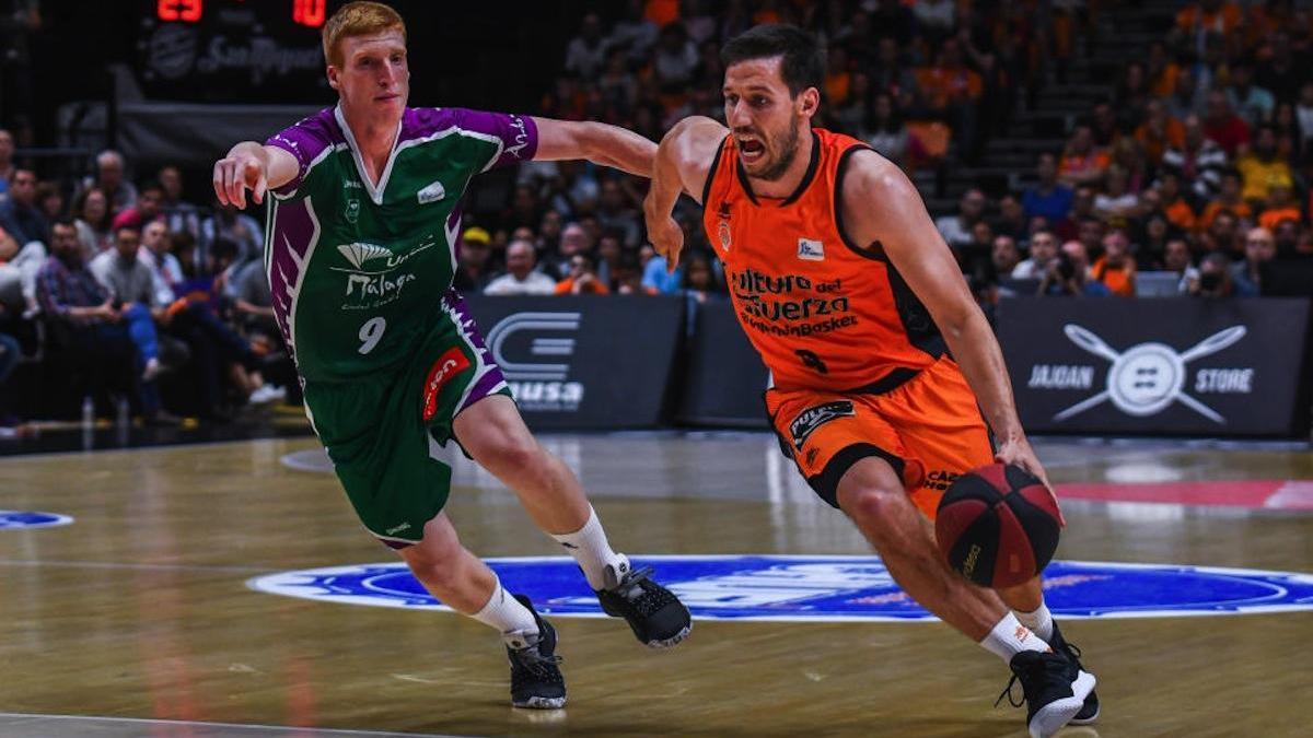 Imagen de un enfrentamiento entre Unicaja y Valencia durante los partidos de play off de 2019.