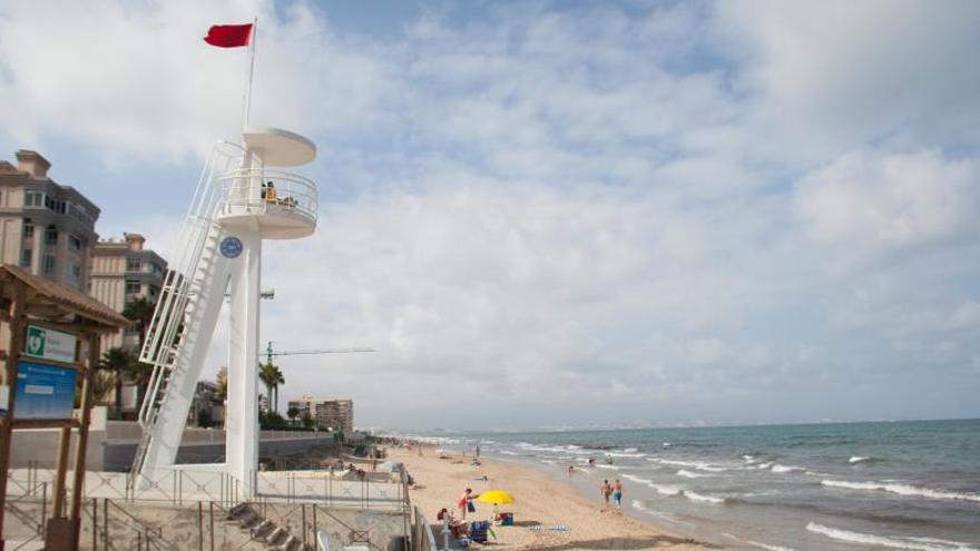 La playa de Arenales del Sol con bandera roja.