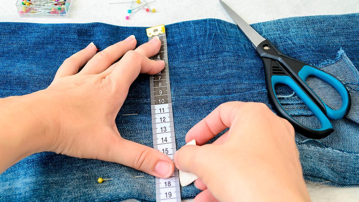 Adiós a arrastrar los pantalones: la solución para acortar sin usar máquina de coser, tijeras o agujas