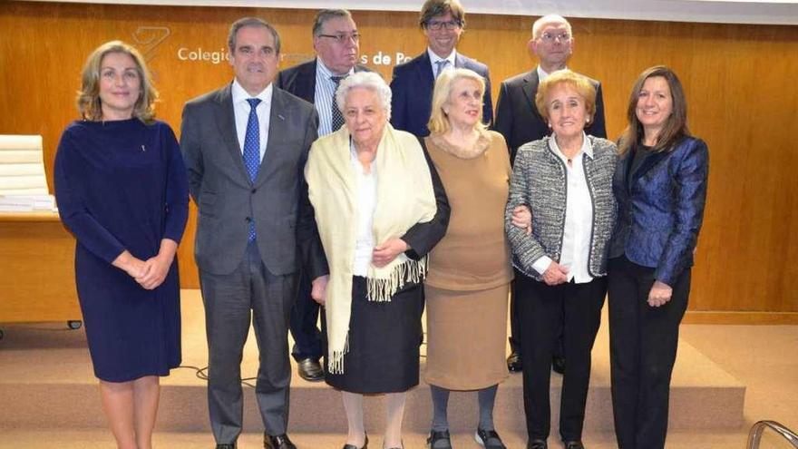 Los responsables del Colegio de Farmacéuticos con algunos de los homenajeados. // Gustavo Santos