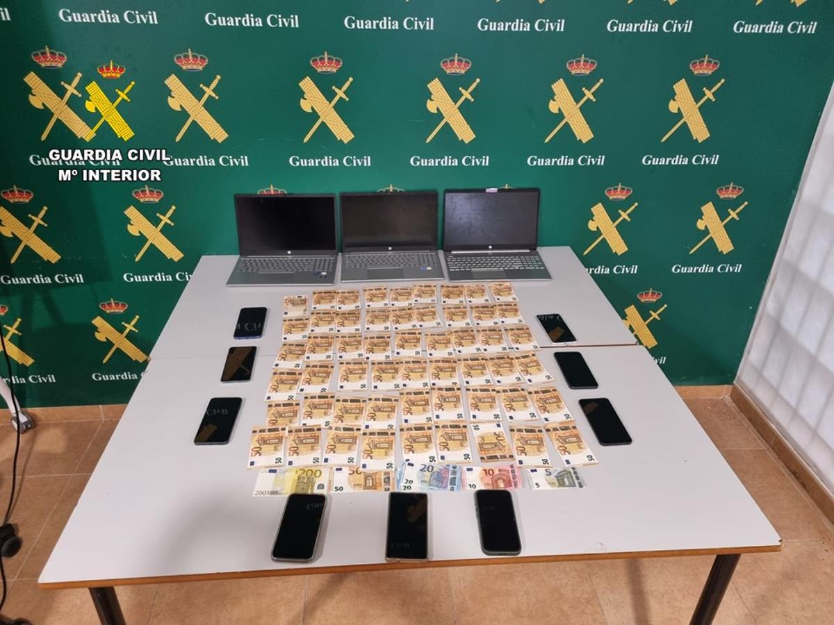 Efectos intervenidos a los detenidos en Torrevieja.