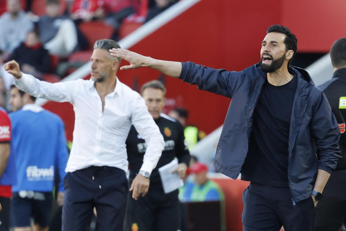 Arbeloa y Demichelis dan instrucciones a sus jugadores.