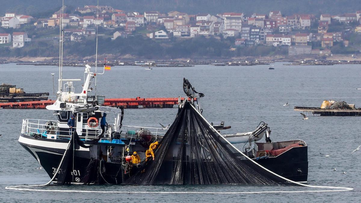 El cerquero «Novo Rosymar» durante una jornada de pesca en la ría de Arousa.