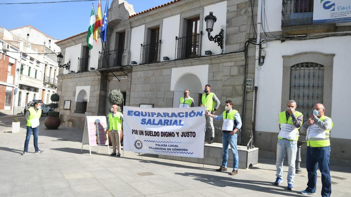 Protesta de la Policía Local de Villanueva de Córdoba, este martes.