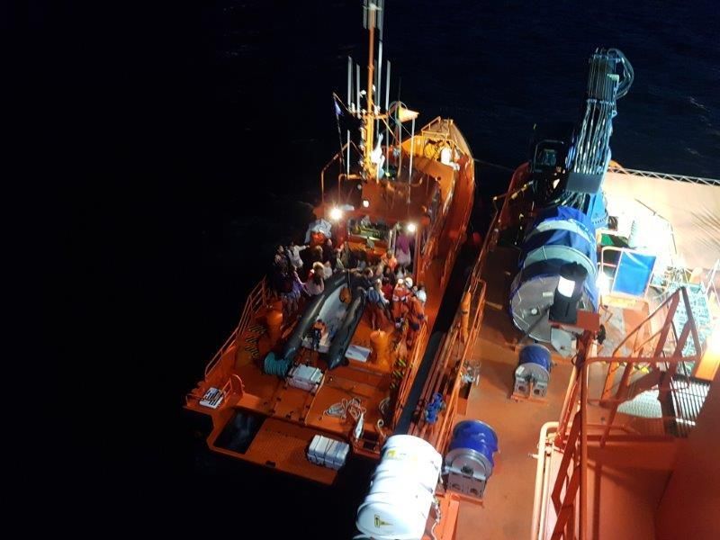 Ausflugsschiff strandet in der Bucht von Palma