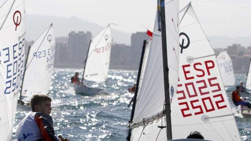 Un momento de la competición de ayer en aguas de Gijón.