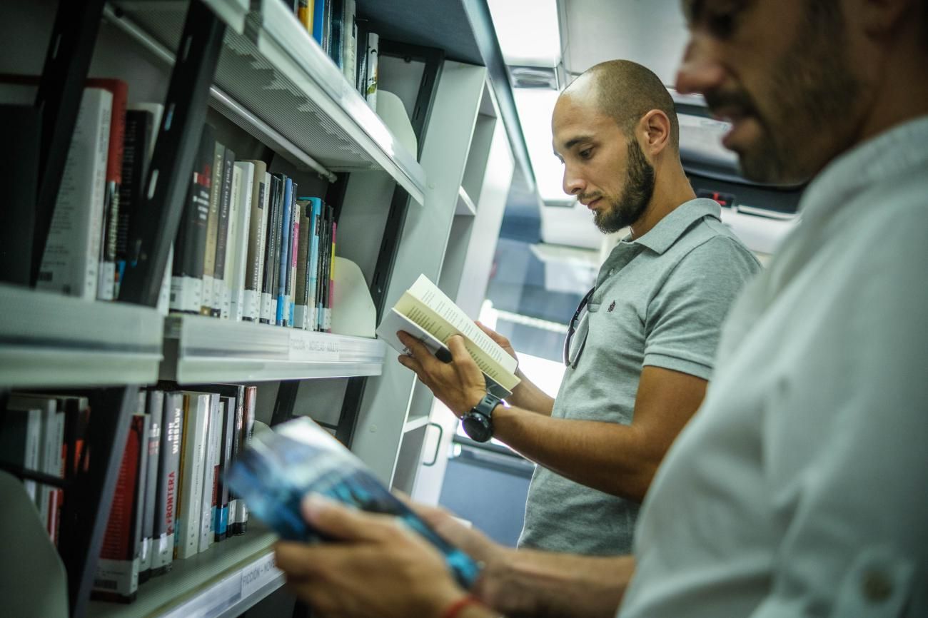 Regreso de la biblioguagua en Santa Cruz de Tenerife, la única de Canarias