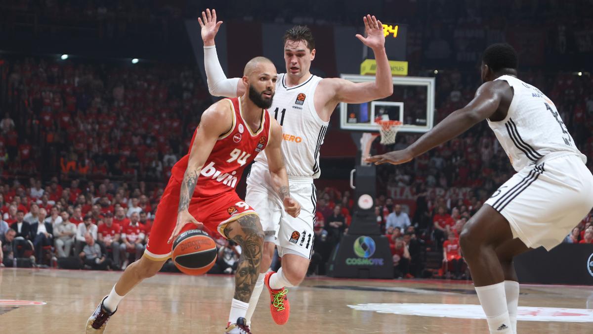Evan Fournier, ante la defensa del Real Madrid en el primer partido de la eliminatoria