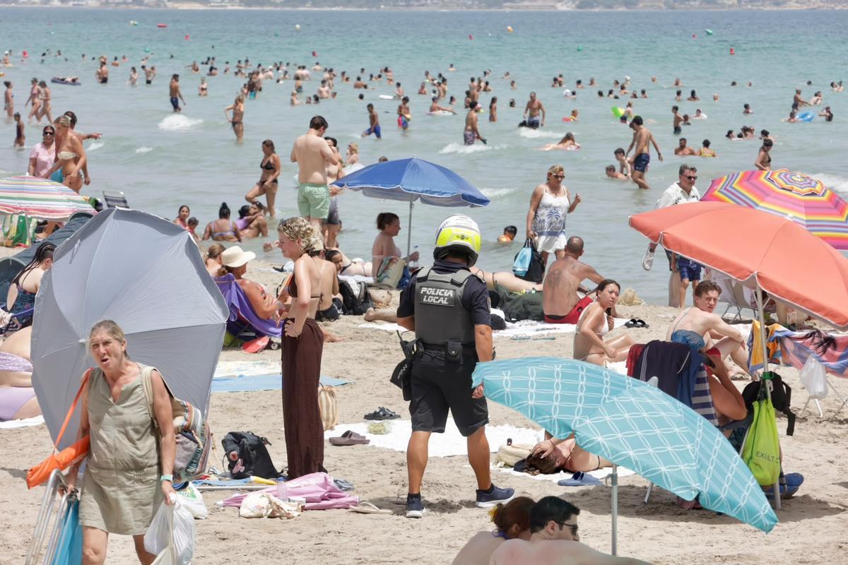 La playa del Postiguet de Alicante, abarrotada este jueves para combatir la ola de calor