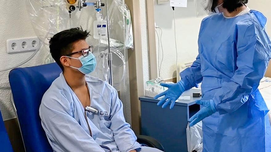 Javier, de 17 años, paciente con covid ingresado en la UCI del Gregorio Marañón.