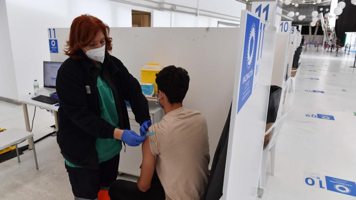 Un joven recibe una dosis de la vacuna contra el COVID, ayer, en Expocoruña.