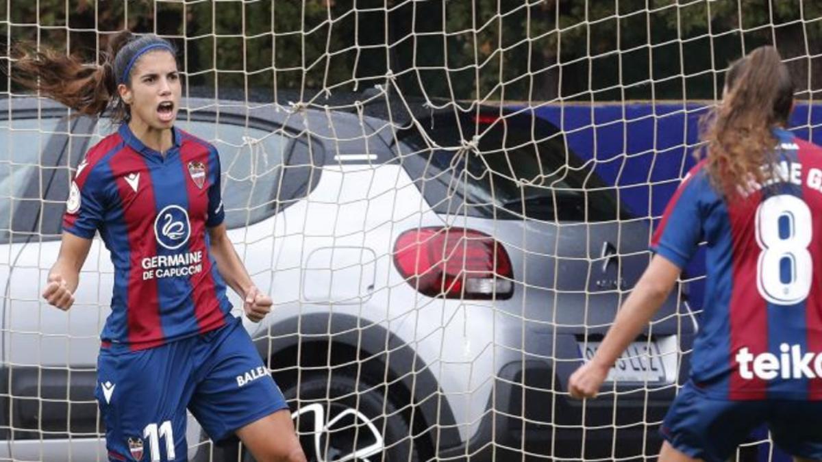 Alba Redondo celebra un gol con Irene