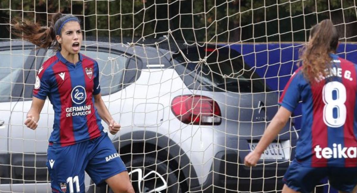 Alba Redondo celebra un gol con Irene