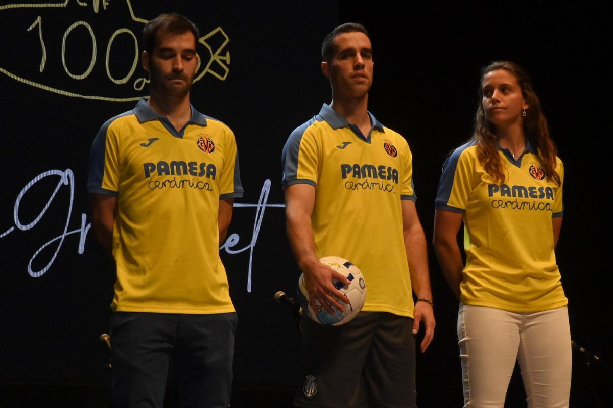Manu Trigueros e Irene Miguélez han sido los encargados de presentar la camiseta conmemorativa.