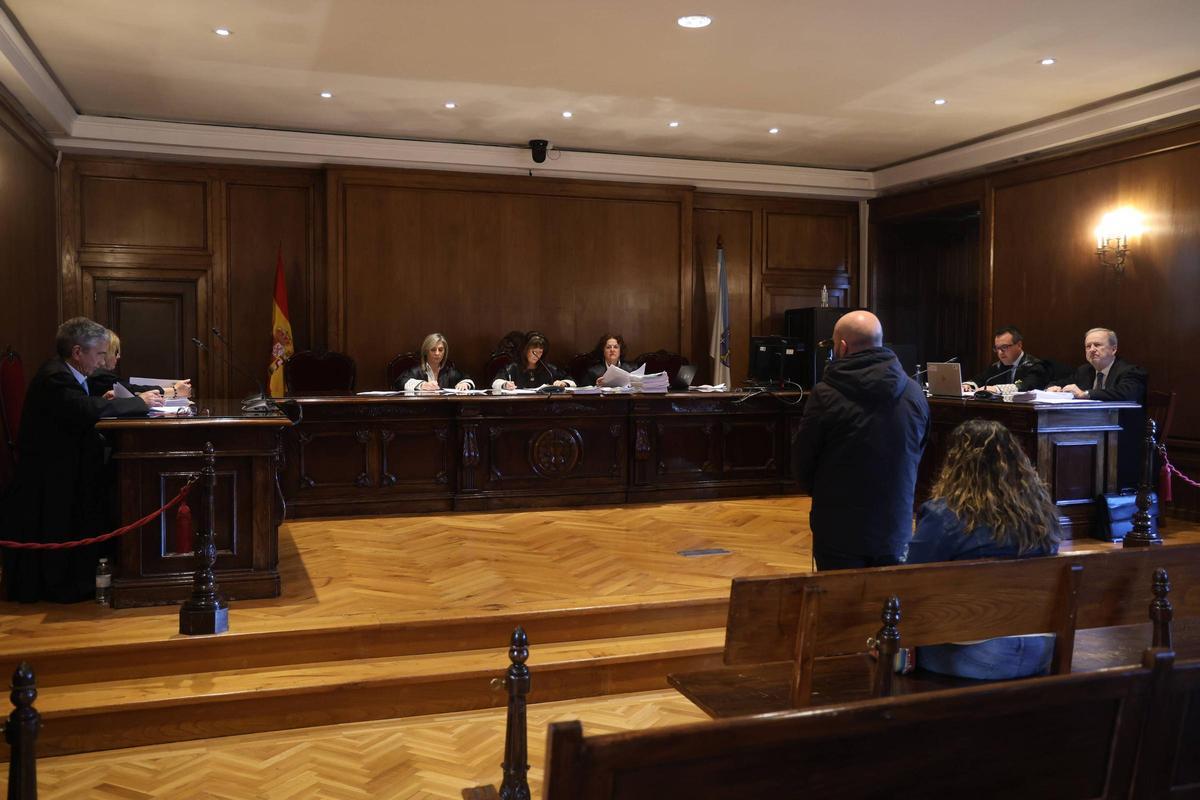 El exgerente de Porto de Cambados y su pareja esta mañana en la Audiencia de Pontevedra.