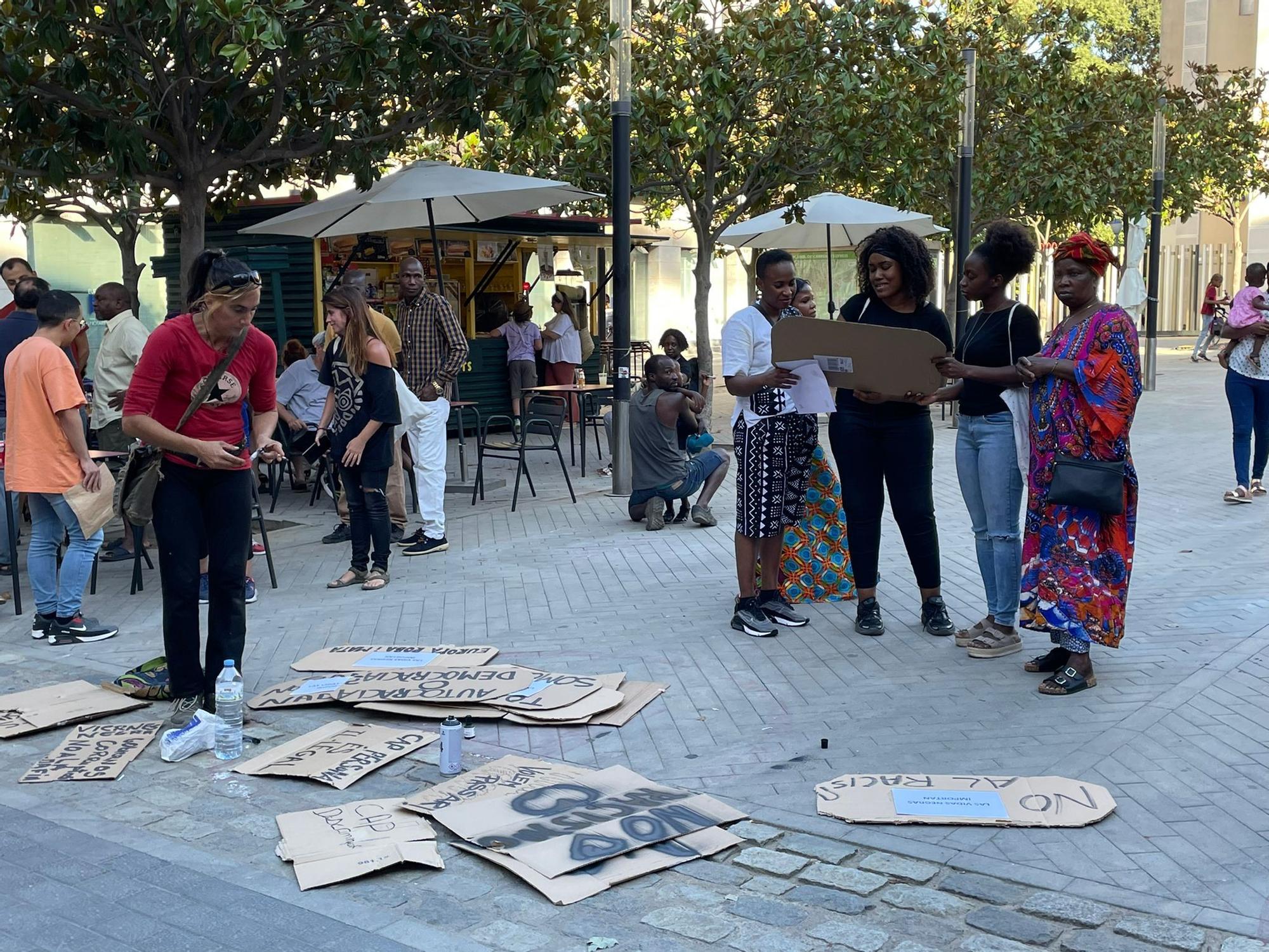 Entitats socials es manifesten a Figueres contra la vulneració de drets humans a Melilla