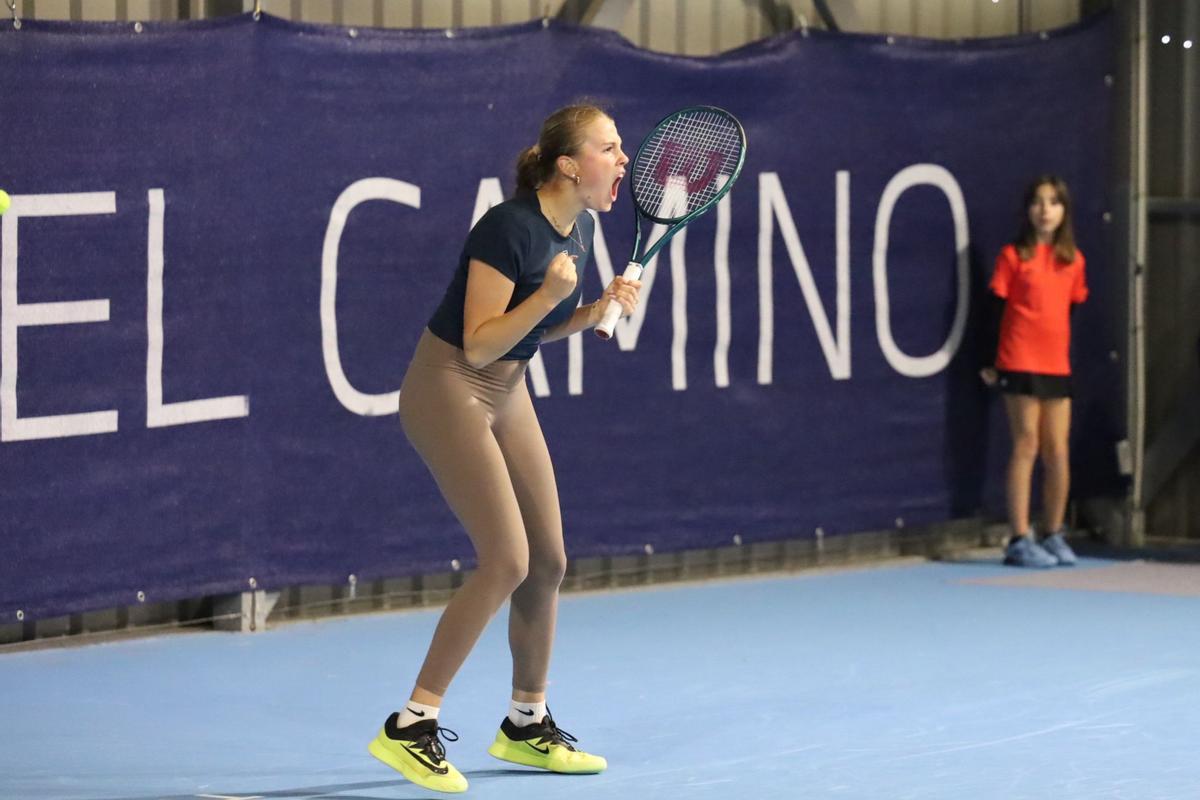 La alemana Mariella Thamm celebra su victoria en la final del ITF J300 Villena – Memorial Eduardo Ferrero.