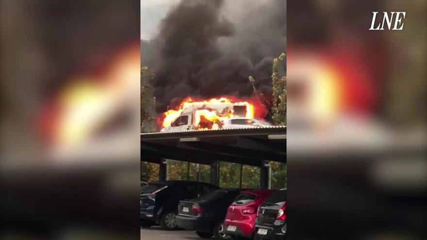Espectacular incendio de un "food truck" junto a la autopista, en Lena