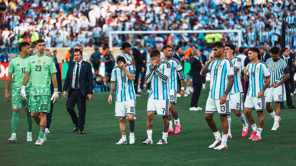 Leo Messi y los futbolistas de la selección argentina, después de la final del Mundial