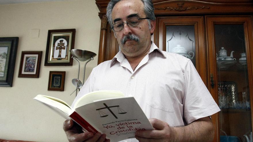 Ferrín Calamita, con un libro que escribió que se llama 'Yo, víctima de la cristofobia'.