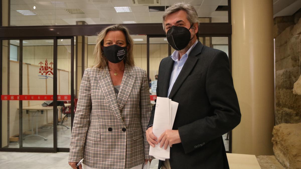 Isabel Albás y Miguel Ángel Torrico tras la junta de gobierno local del Ayuntamiento de Córdoba.