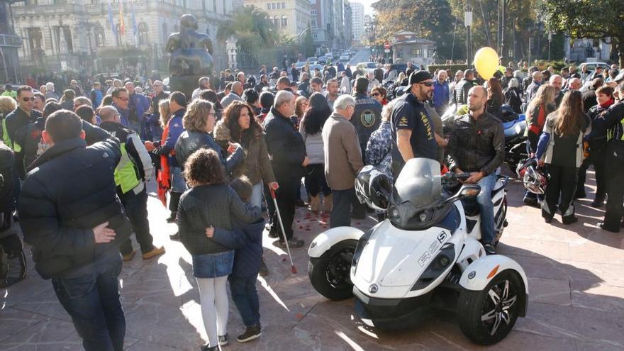 Concentración en recuerdo de las víctimas en accidentes de tráfico en Oviedo