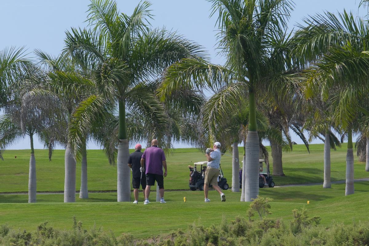 Tres golfistas jugando en el campo de golf de Meloneras.