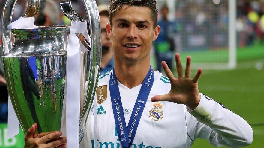 Ronaldo abre la mano para reivindicar las cinco Ligas de Campeones que lleva ganadas.