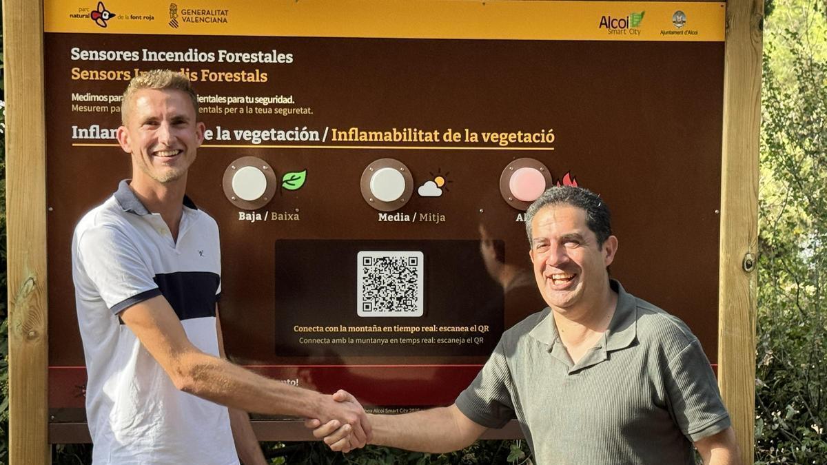 El alcalde con el responsable del proyecto junto al panel que indica el nivel de riesgo de incendio en la Font Roja