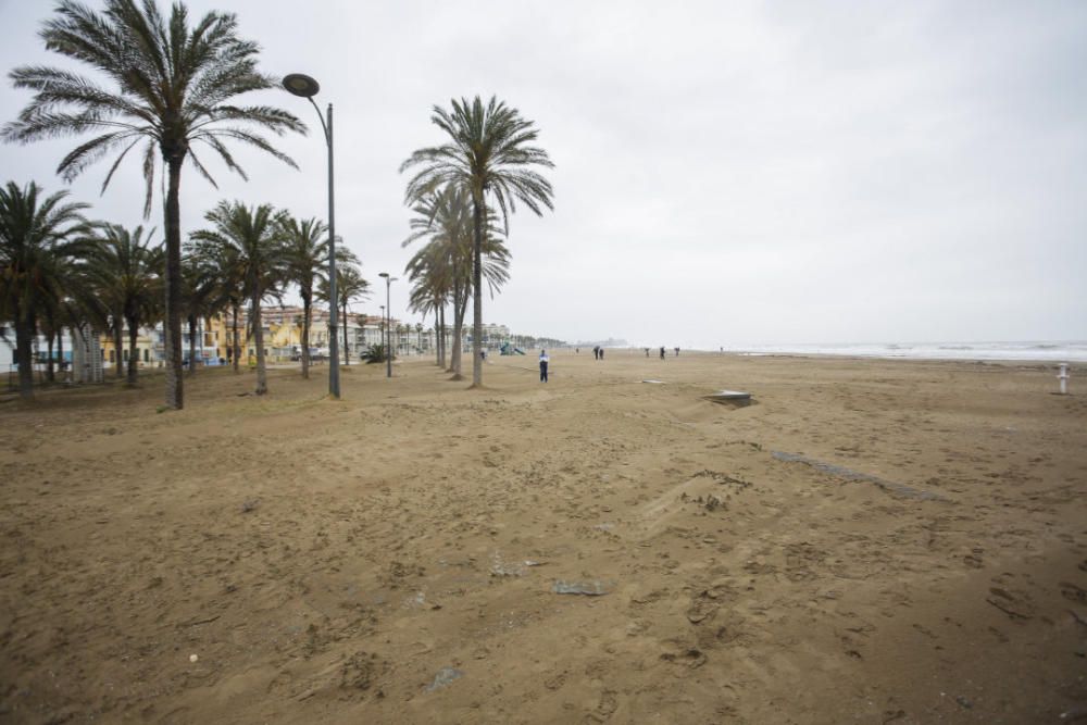 Paseo marítimo de la playa de Las Arenas (Cabanyal) cubierto de arena por el temporal