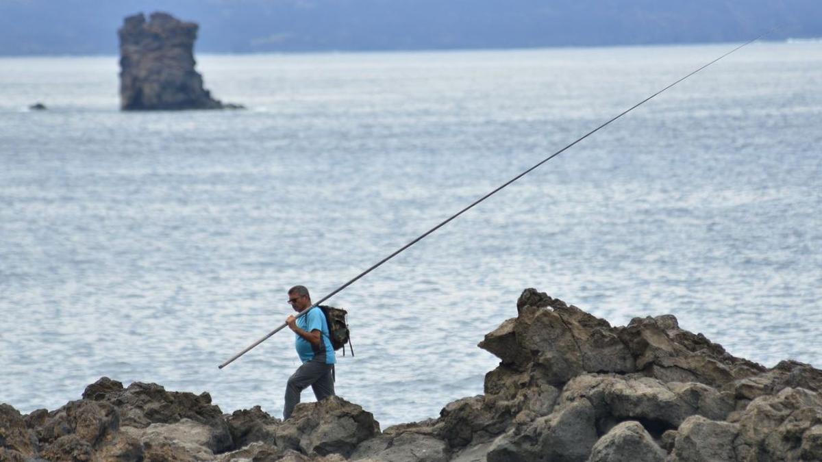 Un pescador camina por el litoral de La Frontera. | | GELMERT FIND (EFE)