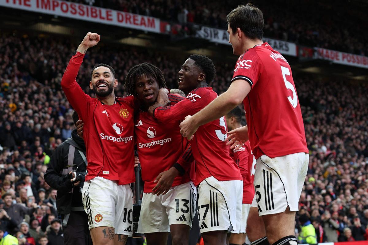 Patrick Dorgu celebra con sus compañeros del Manchester United el segundo gol ante el City.
