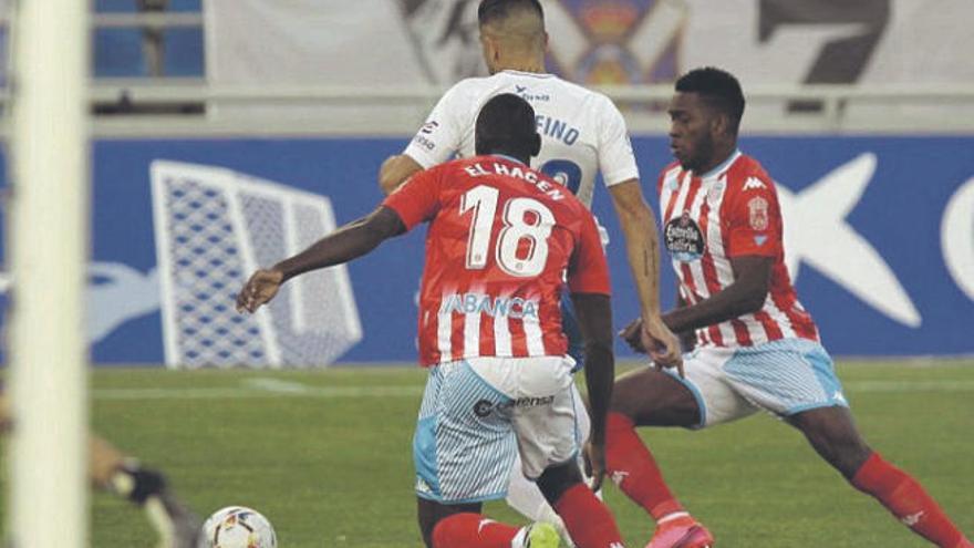 El Hacen y José Luis Rodríguez, persiguiendo a Giovanni Zarfino en una jugada del partido de ayer.